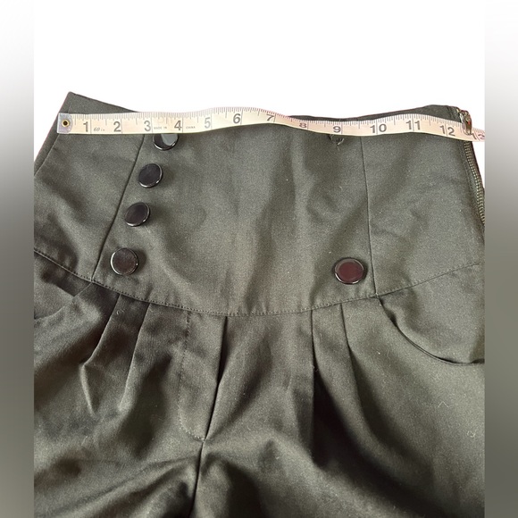 Bettie Page high waisted shorts buttons missing - Picture 4 of 5